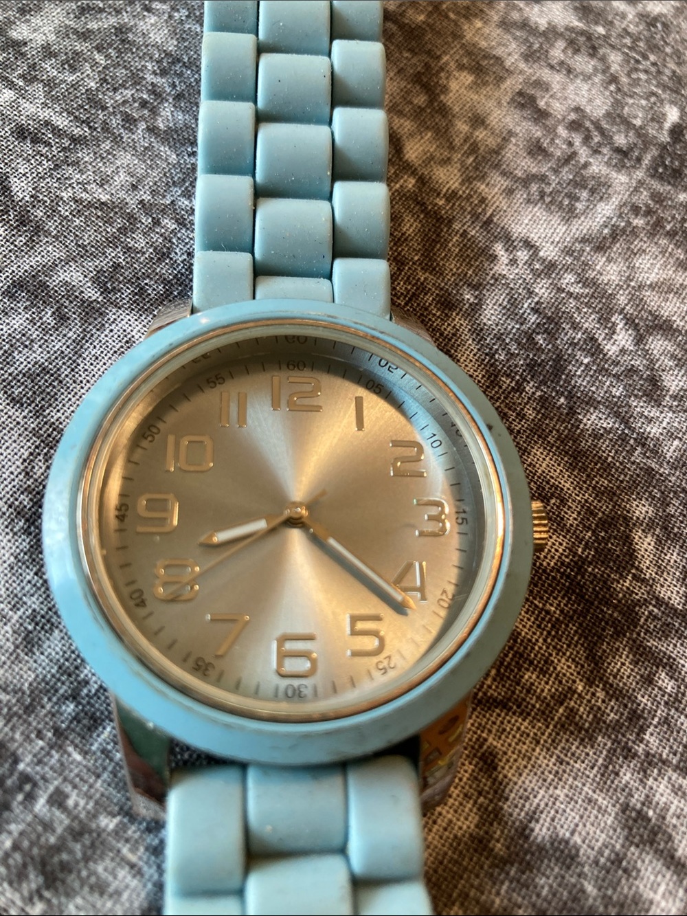 Light Blue Silicone Strap Fashion Watch keeps perfect time